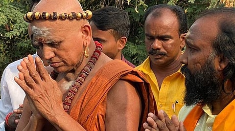 தஞ்சாவூர் அருகே களிமேடு கிராமத்தில் தேர் விபத்து நிகழ்ந்த இடத்தை பார்வையிட்ட மதுரை ஆதீனம் ஸ்ரீலஸ்ரீ ஹரிஹர ஞானசம்பந்த தேசிய பரமாச்சாரிய சுவாமிகள். அருகில் மன்னார்குடி ஜீயர் சுவாமிகள் | படங்கள்: ஆர்.வெங்கடேஷ்