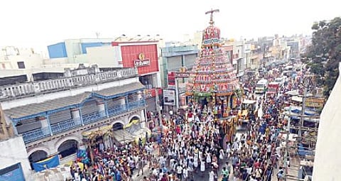 ஸ்ரீபெரும்புதூரில் நேற்று நடைபெற்ற ராமானுஜர் திருத்தேரோட்ட விழாவில் பல்லாயிரக்கணக்கான பக்தர்கள் திருத்தேரை வடம் பிடித்து இழுத்தனர்.