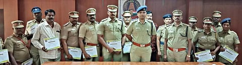 சிறுமி கடத்தல் வழக்கில் சிறப்பாக செயல்பட்ட 7 தனிப்படை போலீஸாருக்கு, நாமக்கல் எஸ்பி இ.சாய் சரண் தேஜஸ் பாராட்டு சான்றிதழ் வழங்கினார்.