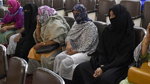 தலாக் நடைமுறைக்கு தடை, அனைவருக்கும் ஒரே மாதிரியான விவாகரத்து - உச்ச நீதிமன்றத்தில் முஸ்லிம் பெண் மனு