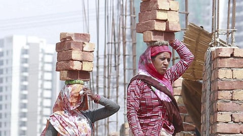 கட்டுமானத் தொழிலாளர்களுக்கு டெல்லியில் இலவச பஸ் பாஸ் அறிமுகம்