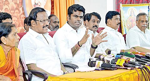 இலங்கைக்கு சுற்றுப்பயணம் சென்றுவந்த பாஜக மாநிலத் தலைவர் அண்ணாமலை, சென்னை தியாகராய நகரில் உள்ள கமலாலயத்தில் நேற்று செய்தியாளர்களைச் சந்தித்தார். உடன் மாநில துணைத் தலைவர் வி.பி.துரைசாமி, நயினார் நாகேந்திரன் எம்எல்ஏ மற்றும் நிர்வாகிகள். படம்: பு.க.பிரவீன்