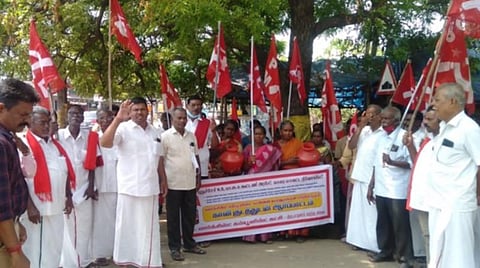 குடிநீர் கோரி காலிக் குடங்களுடன் காரைக்காலில் பொதுமக்கள் ஆர்ப்பாட்டம்