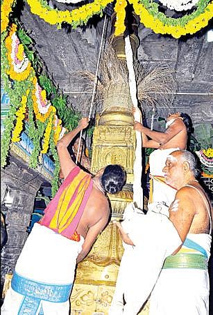 திருத்தணி சுப்பிரமணிய சுவாமி கோயிலில் சித்திரை பிரம்மோற்சவ விழா, நேற்று கொடியேற்றத்துடன் தொடங்கியது.