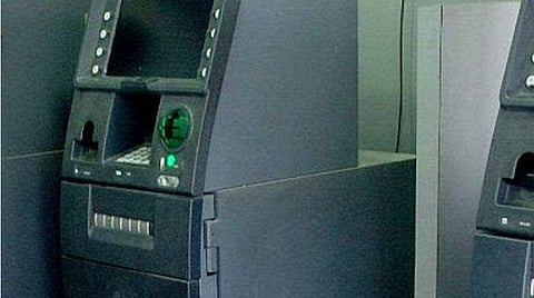 ஏடிஎம் இயந்திரங்களில் பணத்தை நிரப்பும்போது ரூ.5 லட்சம் மாயம்