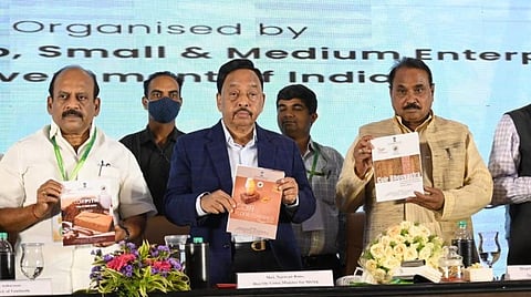 கோவையில் நேற்று நடைபெற்ற தேசிய கயிறு வாரிய மாநாட்டில் கயிறு சந்தை மேம்பாட்டுக்கான நிதியுதவியை தமிழக அரசுக்கு வழங்கிய மத்திய சிறு, குறு, நடுத்தர தொழில் நிறுவனங்கள் துறை அமைச்சர் நாராயண் ரானே. உடன், மத்திய இணையமைச்சர் பானு பிரதாப் சிங், தமிழக அமைச்சர் தா.மோ.அன்பரசன், எம்எல்ஏ வானதி சீனிவாசன் உள்ளிட்டோர். படம்: ஜெ.மனோகரன்