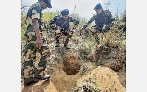 ஜம்மு காஷ்மீரின் சம்பா மாவட்டத்தில் உள்ள சர்வதேச எல்லைப் பகுதியில் தீவிரவாதிகளின் ரகசிய சுரங்கப் பாதை கண்டறியப்பட்ட இடத்தில் எல்லை பாதுகாப்பு படை வீரர்கள். படம்: பிடிஐ