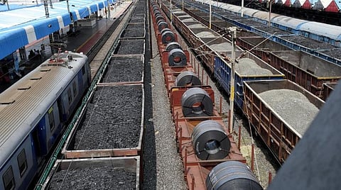 நிலக்கரி ரயில்களை இயக்க ஏதுவாக இதுவரை 1,100 ரயில் பயணங்கள் ரத்து: ரயில்வே துறை தகவல்