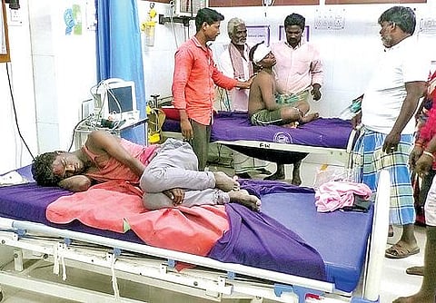 செய்யாறு அரசு மருத்துவமனையில் சிகிச்சை பெறும் பத்தாம் வகுப்பு மாணவர்கள்.