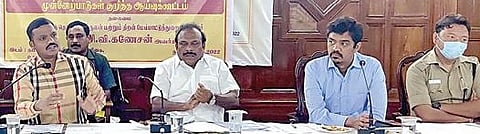 நீலகிரி மாவட்டம் உதகையில் நடைபெற உள்ள தனியார் துறை வேலை வாய்ப்பு முகாமுக்கான ஏற்பாடுகள் குறித்த ஆய்வுக் கூட்டம் உதகையில் தொழிலாளர் நலன் மற்றும் திறன் மேம்பாட்டுத் துறை அமைச்சர் சி.வி.கணேசன் தலைமையில் நடந்தது. படம்: ஆர்.டி.சிவசங்கர்