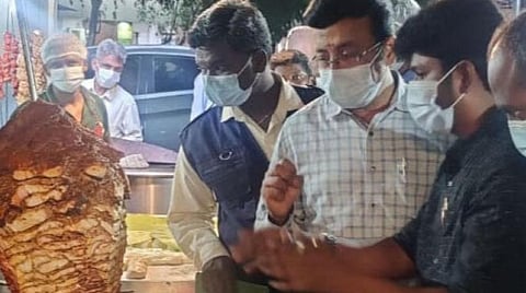 தமிழகம் முழுவதும் ‘சிக்கன் ஷவர்மா' கடைகளில் ஆய்வு: கிரில் சிக்கனை கண்டுகொள்ளாத உணவு பாதுகாப்புத் துறை அதிகாரிகள்