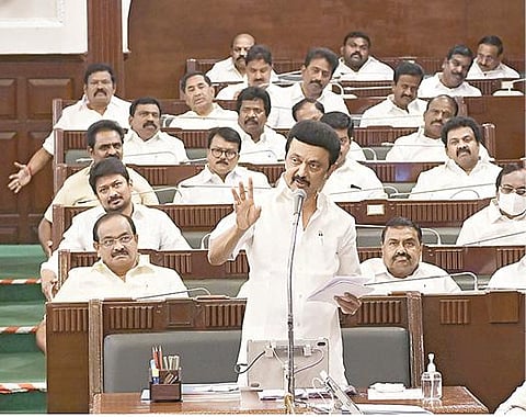 சென்னை மாநகர பேருந்தில் முதல்வர் மு.க.ஸ்டாலின் நேற்று பயணம் செய்து, ஓராண்டு கால ஆட்சியைப் பற்றி பெண்களிடம் கேட்டறிந்தார். (அடுத்த படம்) ஆட்சி பொறுப்பேற்று ஓராண்டு நிறைவையொட்டி சட்டப்பேரவையில் நேற்று அரசின் சாதனைகளை விளக்கி 110-வது விதியின் கீழ் முக்கிய அறிவிப்புகளை வெளியிட்டு பேசுகிறார் முதல்வர் மு.க.ஸ்டாலின்.