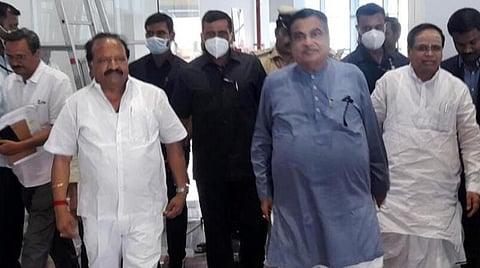 இந்தியாவில் தயாரான பேட்டரி பஸ்: அமைச்சர் கட்கரி நேரில் ஆய்வு