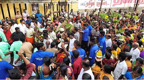 கரூர் பாலம்பாள்புரத்திலிருந்து கரூர் மாரியம்மன் கோயிலுக்கு கம்பம் எடுத்து செல்லப்படுகிறது.