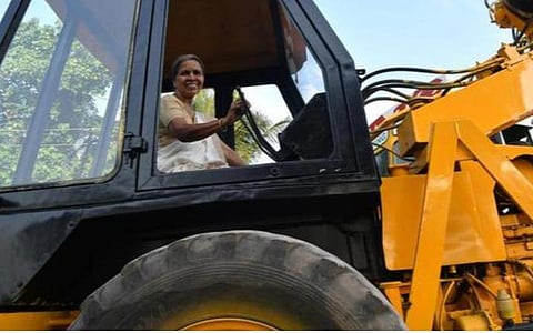 ஜேசிபி ஓட்டும் பாட்டி