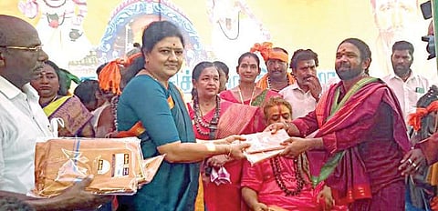 மீஞ்சூர் அருகே வாயலூர் கிராமத்தில் உள்ள முனீஸ்வரன் கோயிலில் நேற்று நடைபெற்ற சித்தர்கள் கூடும் சித்திரை திருவிழாவில் பங்கேற்ற சசிகலா, சித்தர்களுக்கு நலத்திட்ட உதவிகளை வழங்கினார்.