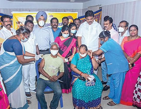 சென்னை கே.கே.நகரில் கரோனா தடுப்பூசி முகாமை மேயர் ஆர்.பிரியா நேற்று தொடங்கி வைத்தார். உடன் துணை மேயர் மகேஷ்குமார், மாநகராட்சி ஆணையர் ககன்தீப் சிங் பேடி உள்ளிட்டோர்.படம்: பு.க.பிரவீன்