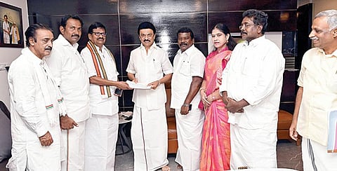 இலங்கை மக்களுக்காக ரூ.10 லட்சம் நிதியை முதல்வர் மு.க.ஸ்டாலினிடம் நேற்று வழங்கினார் தமிழ்நாடு காங்கிரஸ் தலைவர் கே.எஸ்.அழகிரி. உடன், எம்எல்ஏ-க்கள் கு.செல்வப்பெருந்தகை, ஜெ.ஜி.பிரின்ஸ், எஸ்.ராஜேஷ்குமார், எஸ்.விஜயதாரணி, ஆர்.கணேஷ் உள்ளிட்டோர்.