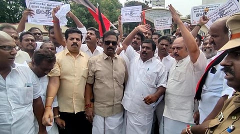 புதுவை ஜிப்மரில் திமுகவினர் முற்றுகை போராட்டம்: 4 எம்எல்ஏ.,க்கள் கைது