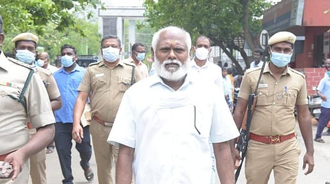 வேலூர் அரசு மருத்துவக் கல்லூரி மருத்துவமனைக்கு பலத்த பாதுகாப்புடன் அழைத்து வரப்பட்ட சாந்தன் | படங்கள்: வி.எம்.மணிநாதன்.