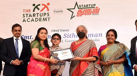 கோவை ஸ்டார்ட் அப் அகாடமி சார்பில் நடந்த நிகழ்ச்சியில், கோவையைச் சேர்ந்த தொழில்முனைவோருக்கு விருது வழங்கிய மத்திய நிதியமைச்சர் நிர்மலா சீதாராமன். அருகில், எம்.எல்.ஏ வானதி சீனிவாசன் உள்ளிட்டோர் உள்ளனர். படம்: ஜெ.மனோகரன்.