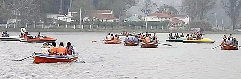 கொடைக்கானல் ஏரியில் சுற்றுலா வளர்ச்சிக் கழகம் சார்பில் நடத்தப்படும் படகு சவாரி.