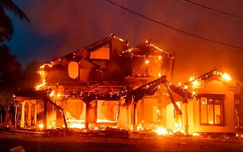 தீக்கிரையாக்கப்பட்ட மகிந்த ராஜபகவின் பாரம்பரிய குடும்ப இல்லம்.