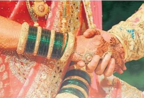 மின்தடையால் மாறிய மணமகள்கள்: மத்தியப் பிரதேசத்தில் திருமண விழாவில் பரபரப்பு