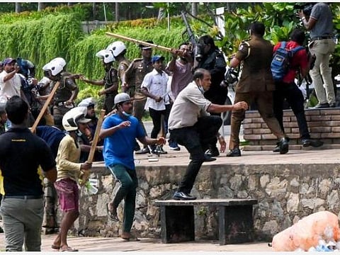 மகிந்தா ராஜபக்சே குடும்பத்துடன் திரிகோணமலைக்கு ஹெலிகாப்டரில் தப்பியோட்டம்?- கடற்படைதளத்தை சூழ்ந்து மக்கள் போராட்டம்