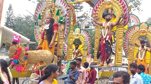 ஓசூர் கோட்டை மாரியம்மன் கோயில் திருவிழாவில் அலகு குத்தி அந்தரத்தில் தொங்கியபடி ஊர்வலமாக வந்த பக்தர்கள்