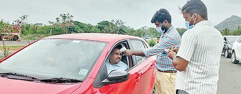 கேரளாவிலிருந்து காரில் கோவை வந்தவர்களுக்கு வாளையாறு சோதனைச் சாவடியில் நேற்று உடல் வெப்பநிலை பரிசோதனையில் ஈடுபட்ட சுகாதாரத் துறையினர்.