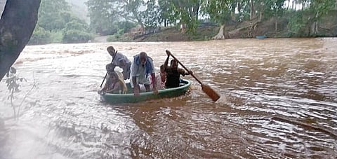 மாயாற்றில் வெள்ளப்பெருக்கு ஏற்பட்ட நிலையில், ஆபத்தான முறையில் பரிசல் மூலம் தெங்குமரஹாடா கிராமத் துக்கு பரிசல் பயணம் மேற்கொள்ளும் கிராம மக்கள்.