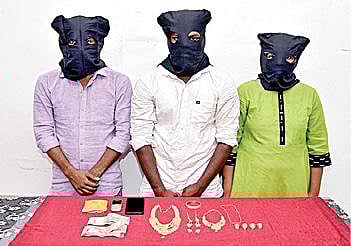 நிவேதா, அவரது கணவர் ஹரிகரன், நண்பர் சுரேஷ்.