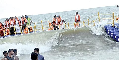 சேதமடைந்த மிதவை பாலத்தில் சிக்கிய சுற்றுலா பயணிகள்.