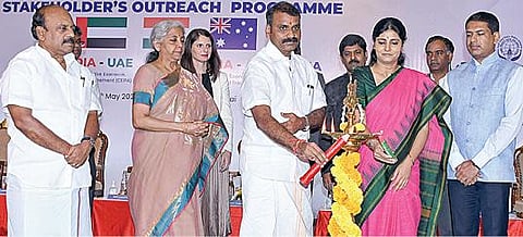 ஆஸ்திரேலியாவுடனான வர்த்தகம், ஐக்கிய அரபு அமீரகத்துடனான பொருளாதார ஒப்பந்தம் குறித்த விழிப்புணர்வு நிகழ்ச்சி சென்னையில் நடை பெற்றது. இதில் பங்கேற்ற மத்திய நிதியமைச்சர் நிர்மலா சீதாராமன், வர்த்தகத்துறை இணையமைச்சர்கள் அனுபிரியா பட்டேல், எல்.முருகன், தமிழக தொழில் துறை அமைச்சர் தா.மோ.அன்பரசன் உள்ளிட்டோர். படம்: பு.க.பிரவீன்