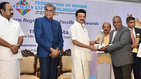 தமிழக முதல்வர் மு.க.ஸ்டாலின் தென்மண்டலத்தில் சிறந்த ஏற்றுமதியாளர்களுக்கான விருதுகளை வழங்கினார். உடன் அமைச்சர்கள், உயரதிகாரிகள்.