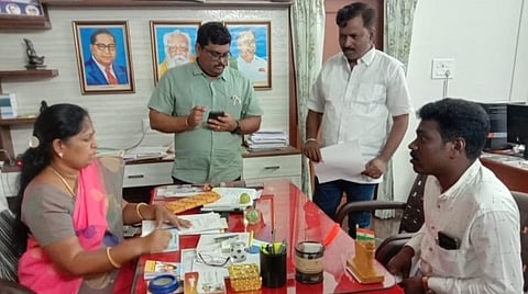 தமிழக ஆதிதிராவிடர் மற்றும் பழங்குடியினர் நலத்துறை அமைச்சர் கயல்விழி செல்வராஜை இன்று நேரில் சந்தித்து மனு அளித்த தளி பேரூராட்சி துணைத் தலைவர் செல்வன் உள்ளிட்ட நிர்வாகிகள்