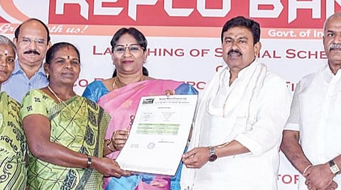 ரெப்கோ வங்கியின் புதிய திட்டங்கள் தொடக்க விழாவில், சுயஉதவிக் குழுக்களுக்கு கடன் ஆணையை வழங்குகிறார் மத்திய உள்துறை இணையமைச்சர் அஜய்குமார் மிஸ்ரா. உடன் நிர்வாக இயக்குநர் இசபெல்லா, தலைவர் இ.சந்தானம், தலைமைப் பொதுமேலாளர் பி.யோகசேரன், இயக்குநர் தங்கராஜு. படம்: பு.க.பிரவீன்