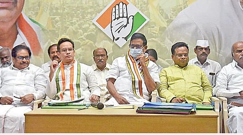 சென்னை சத்தியமூர்த்தி பவனில் நேற்று நடைபெற்ற, தமிழக காங்கிரஸ் அமைப்பு தேர்தல் அலுவலர்கள் ஆலோசனைக் கூட்டத்தில் பங்கேற்ற மாநிலத் தலைவர் கே.எஸ்.அழகிரி, மாநில தேர்தல் அதிகாரி கவுரவ் கோகாய் எம்.பி., துணை அதிகாரிகள் சனல், அஞ்சலி நிம்பால்கர் எம்எல்ஏ, தமிழக காங். முன்னாள் தலைவர்கள் திருநாவுக்கரசர், கே.வீ.தங்கபாலு உள்ளிட்டோர். படம்: ம.பிரபு