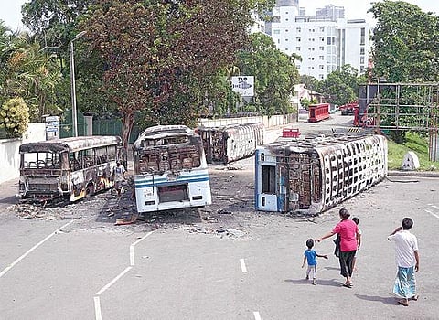 இலங்கையில் ராஜபக்ச குடும்பத்தினர் ஆட்சி அதிகாரத்திலிருந்து விலக வலியுறுத்தி தொடர் போராட்டம் நடைபெற்று வருகிறது. கடந்த 2 நாட்களாக பெரும் வன்முறை வெடித்தது. அப்போது போராட்டக்காரர்கள் தீயிட்டு கொளுத்தியதில் உருக்குலைந்து காணப்படும் பேருந்துகள். படம்: பிடிஐ
