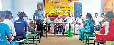 கல்வராயன்மலையில் தொடங்கப்பட்ட குரூப் 4 தேர்வுக்கான இலவச பயிற்சி வகுப்பில் பங்கேற்ற இளைஞர்கள்.