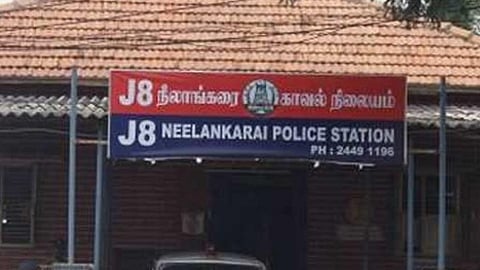 கிழக்கு கடற்கரைச் சாலையில் கத்திமுனையில் இளைஞரிடம் நகை பறித்த 4 பேர் கும்பல் கைது