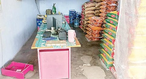 தேவிகாபுரத்தில் திருட்டு நடந்த அரிசி கடை.