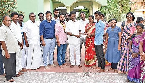 கடலூர் சட்டப்பேரவைத் தொகுதிக்கு உட்பட்ட ஏழை மாணவ-மாணவி களுக்கு கல்வி உதவித் தொகையை எம்எல்ஏ கோ.ஐயப்பன் வழங்கினார்.