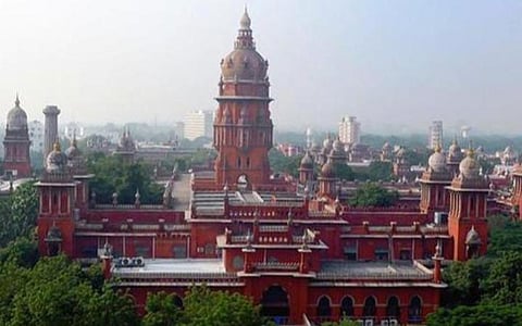 நைட்டியுடன் கோயிலுக்குள் வந்த திமுக பெண் கவுன்சிலரை தடுத்த அர்ச்சகர் நீக்கம் குறித்து அரசு பதில் தர உத்தரவு