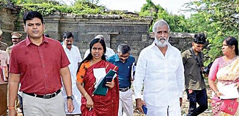 பழவேற்காட்டில் உள்ள தேவி, பூதேவி சமேத ஆதிநாராயணப் பெருமாள் கோயிலில், இந்து சமய அறநிலையத் துறை அமைச்சர் பி.கே. சேகர்பாபு நேரில் ஆய்வு மேற்கொண்டார். உடன் ஆணையர் ஜெ.குமரகுருபரன்.