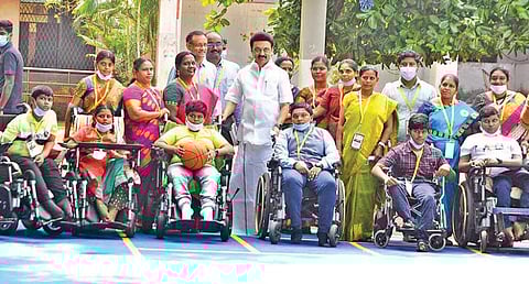 சென்னை ஆயிரம்விளக்கு பகுதியில் உள்ள, மாநகராட்சி தசைத்திறன் குறைபாடு உள்ளோருக்கான சிறப்புப் பள்ளியில் புதுப்பிக்கப்பட்ட பள்ளிக் கட்டிடம், கூடைப்பந்து விளையாட்டு அரங்கை நேற்று திறந்துவைத்து, மாணவர்களுக்கு வாழ்த்துகளைத் தெரிவித்தார் முதல்வர் மு.க.ஸ்டாலின்.படம்: ம.பிரபு