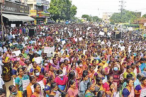 நூல் விலை உயர்வை கட்டுப்படுத்த வலியுறுத்தி திருப்பூரில் தொழில் அமைப்பினர் ஆர்ப்பாட்டம்