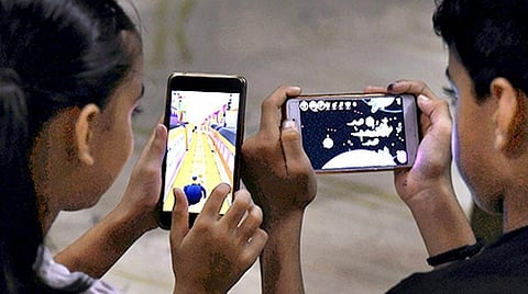 செல்போன் பயன்படுத்துவதில் இந்தியக் குழந்தைகள் முதலிடம்: மெக்கபே ஆய்வறிக்கை தகவல்