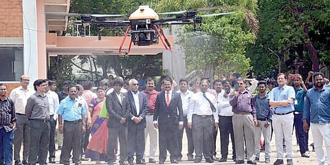 அண்ணா பல்கலைக்கழகத்தின் சென்னை தொழில்நுட்பக் கல்லூரி மற்றும் இந்திய விவசாயிகள் உர கூட்டுறவு அமைப்பு சார்பில் விவசாயத்தில் ட்ரோன் பயன்பாடுகள் குறித்த கருத்தரங்கம் குரோம்பேட்டையில் உள்ள கல்லூரி வளாகத்தில் நேற்று நடைபெற்றது. இதில் இஸ்ரோ முன்னாள் இயக்குநர் மயில்சாமி அண்ணாதுரை முன்னிலையில், ட்ரோன் மூலம் விவசாய நிலங்களில் பூச்சிக்கொல்லி மருந்து தெளிப்பது குறித்த செய்முறை விளக்கம் அளிக்கப்பட்டது.